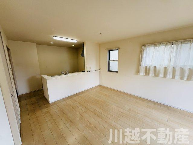 陽当たりの良い通り沿い　前面道路が広く車の出し入れ楽々の居間・リビング|※8月中にリフォーム・清掃を行います※