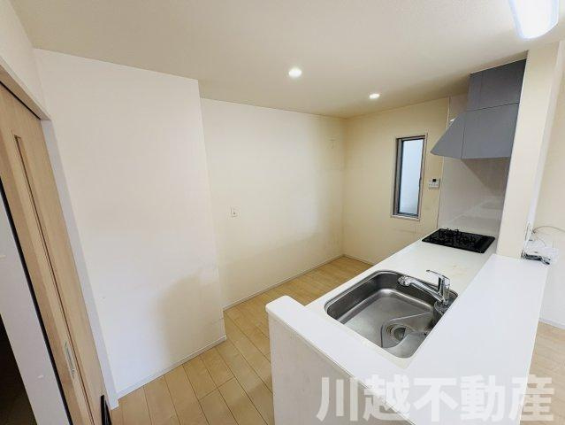 陽当たりの良い通り沿い　前面道路が広く車の出し入れ楽々のキッチン|※8月中にリフォーム・清掃を行います※