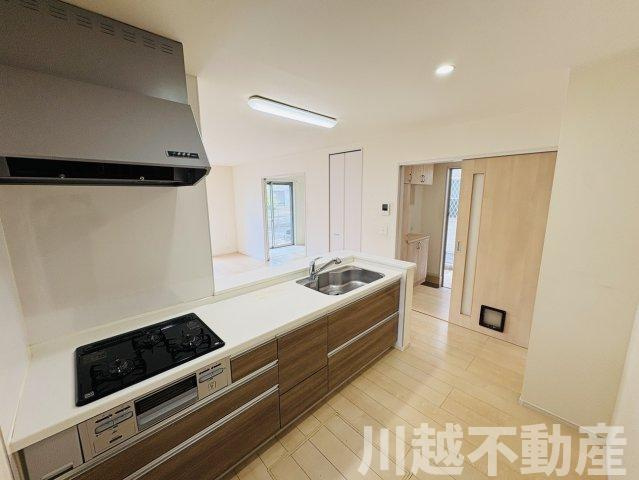 陽当たりの良い通り沿い　前面道路が広く車の出し入れ楽々のキッチン|※8月中にリフォーム・清掃を行います※