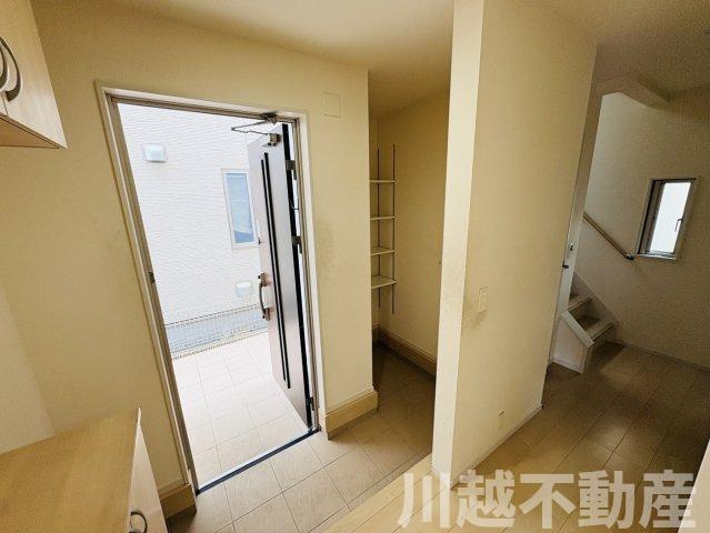 陽当たりの良い通り沿い　前面道路が広く車の出し入れ楽々の玄関|※8月中にリフォーム・清掃を行います※