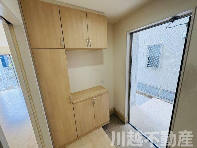 陽当たりの良い通り沿い　前面道路が広く車の出し入れ楽々の玄関|※8月中にリフォーム・清掃を行います※