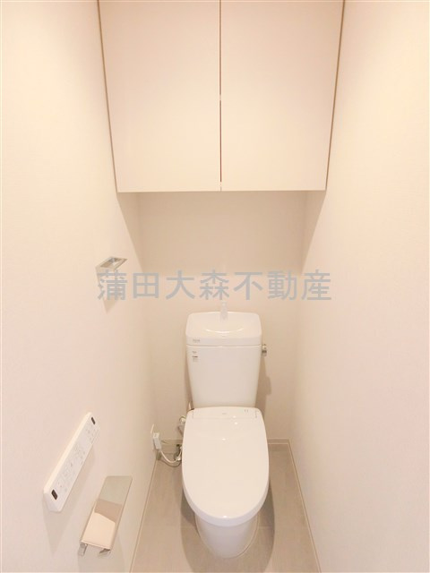 オアーゼ池上テラスのトイレ|吊戸棚と温水洗浄便座付きのトイレ