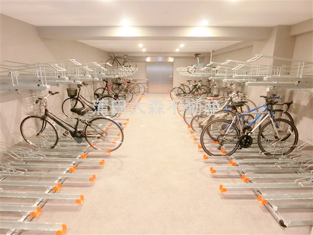 オアーゼ池上テラスのその他共用部分|屋根付きラック式の駐輪場