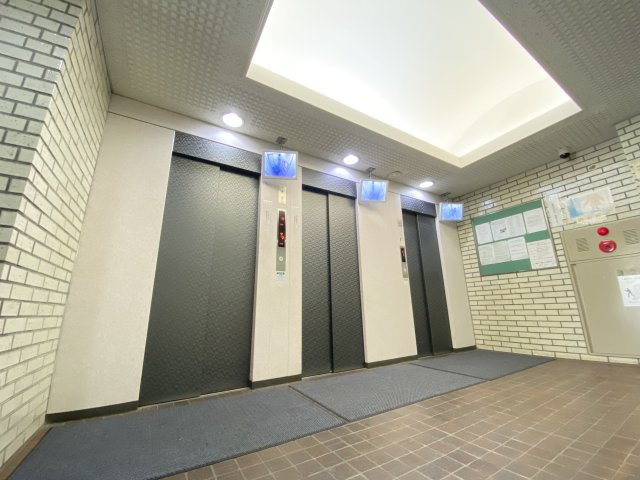 モニター付きエレベーターが3基あり★
