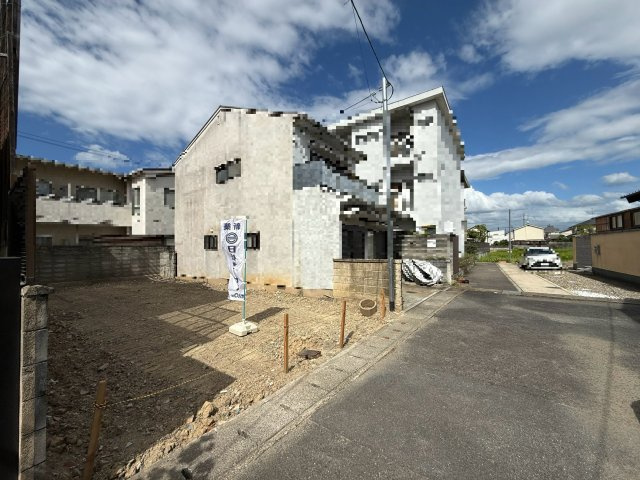 川島野田町土地の前面道路含む現地写真|外観写真です。現況更地です。