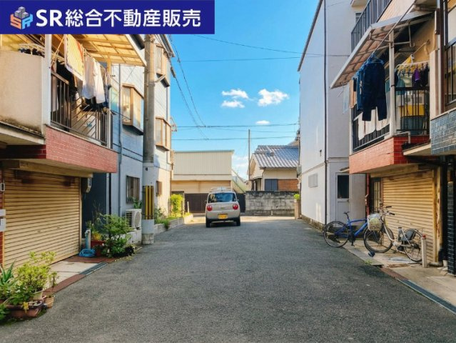横小路町4丁目中古戸建の前面道路含む現地写真|シャッター付ガレージ有☆車の出入りも楽々の道路幅です♪