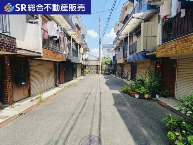 横小路町4丁目中古戸建の前面道路含む現地写真|リフォーム施工を弊社はローコストでハイクオリティーを実現♪（写真5枚目以降参照）昨今の世界情勢の影響を受けずに材料確保・納期の遅れなし！他社様との相見積もり大歓迎です！