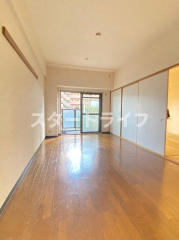 大阪市淀川区西三国４丁目の賃貸マンションの居間・リビング