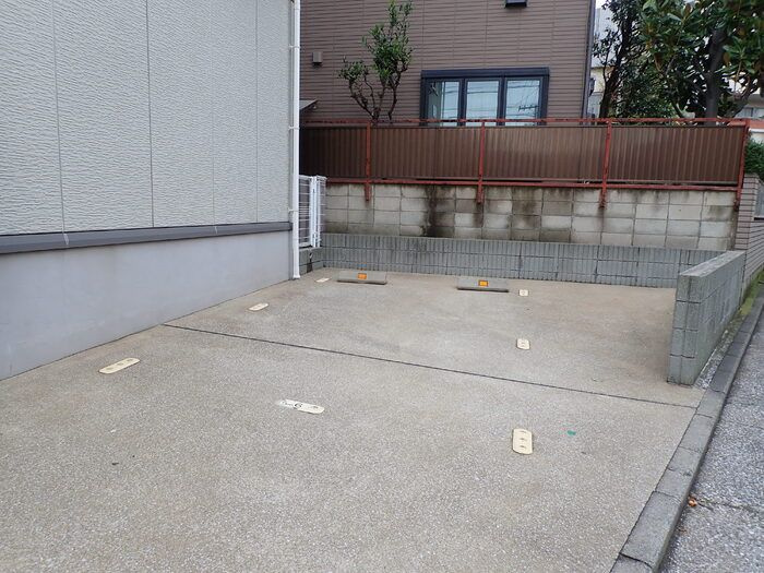 アヴェニール三渓園の駐車場