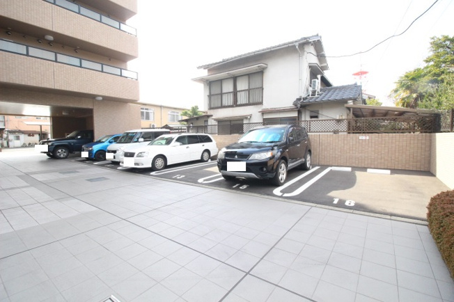 【駐車場】 | エルフィン | 駐車場があるので、車を買う予定の方も安心です
