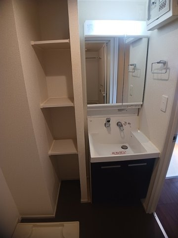 【洗面所】 | レジデンス柳町 | 忙しい朝には欠かせない洗面所です