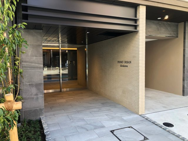 プライムアーバン菊川のエントランス