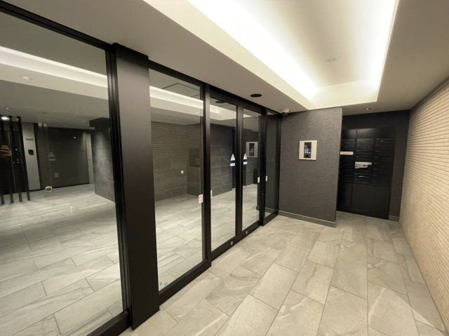 プライムアーバン菊川のエントランス