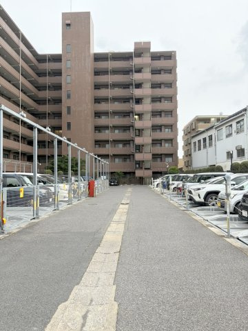 コスモステージ大久保パークプラザの駐車場|共用部・駐車場/空き状況は要確認