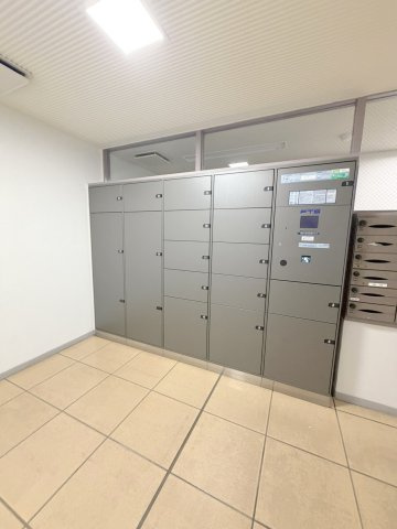 コスモステージ大久保パークプラザのその他共用部分|共用部・宅配ボックスあり　対面なしで荷物が受け取れ便利です