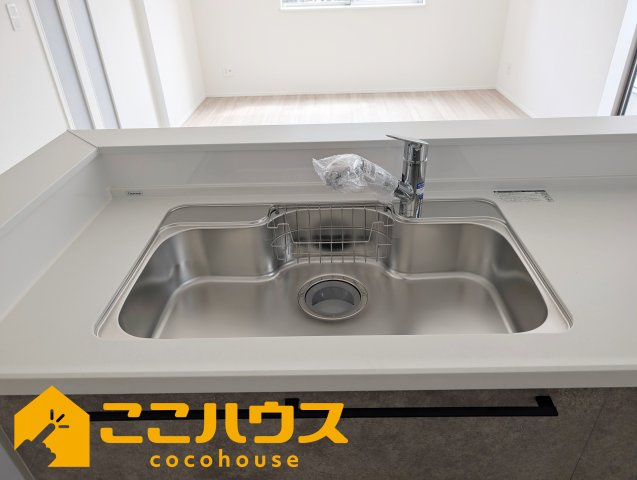 宜野湾市嘉数2丁目　新築戸建て　全8棟　C号棟のキッチン|洗い物のしやすいワイドシンク
