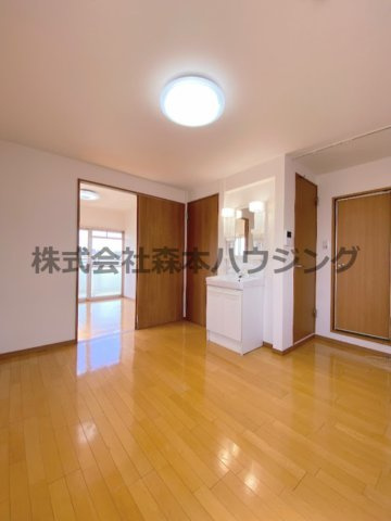【居間・リビング】 | 　グランドハイツ2番館 | こちらの居間で趣味の時間をお楽しみください