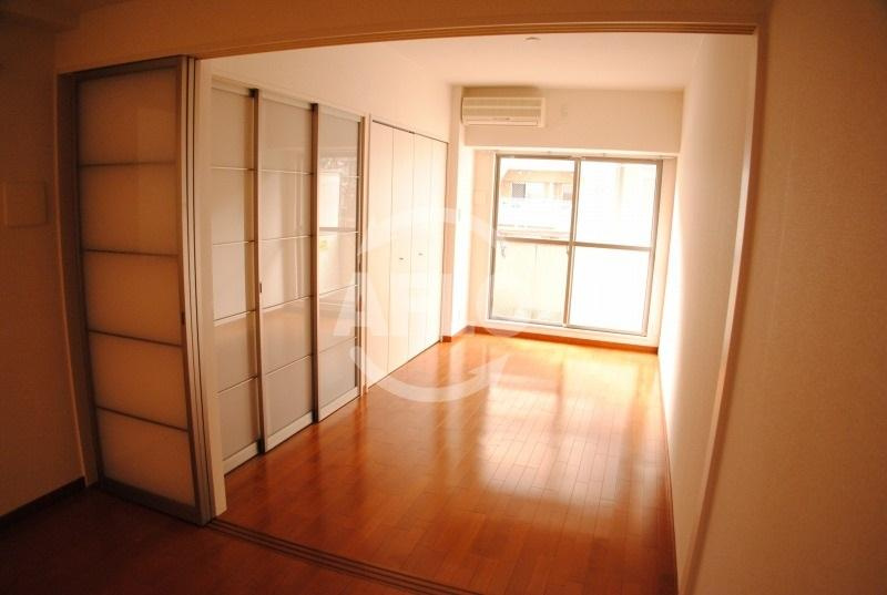 アスリート御堂筋本町の居間・リビング|アスリート御堂筋本町　広々とした室内
