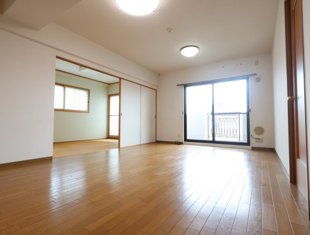 サンシティ大正町の居間・リビング|15.1帖のLDK！陽当り良好