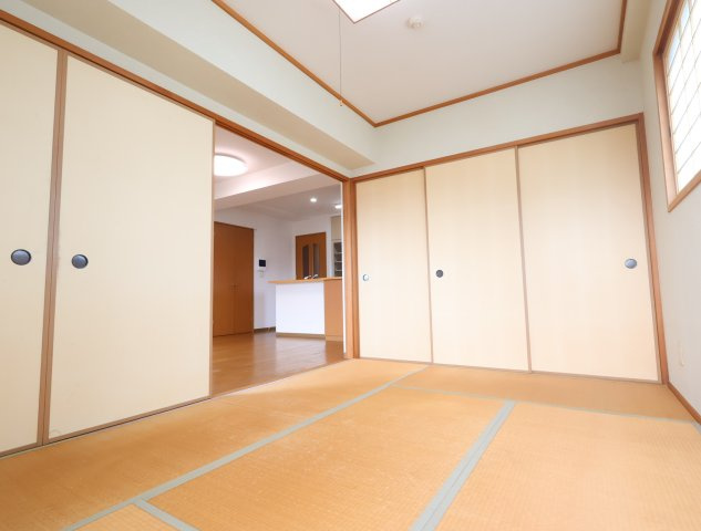 サンシティ大正町の和室|和室6帖！リビング横にあるくつろぎスペースです。