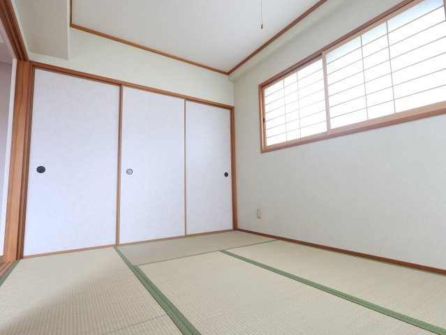 サンシティ大正町の和室|和室6帖！リビング横にあるくつろぎスペースです。