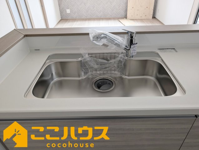 宜野湾市嘉数2丁目　新築戸建て　全8棟　E号棟のキッチン|洗い物のしやすいワイドシンク
