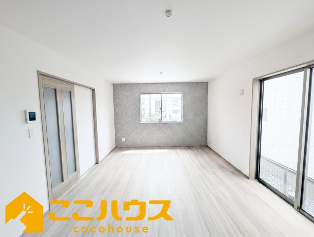 宜野湾市嘉数2丁目　新築戸建て　全8棟　E号棟の居間・リビング|LDK15帖
