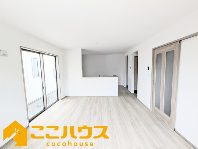 宜野湾市嘉数2丁目　新築戸建て　全8棟　E号棟の居間・リビング|LDK15帖
