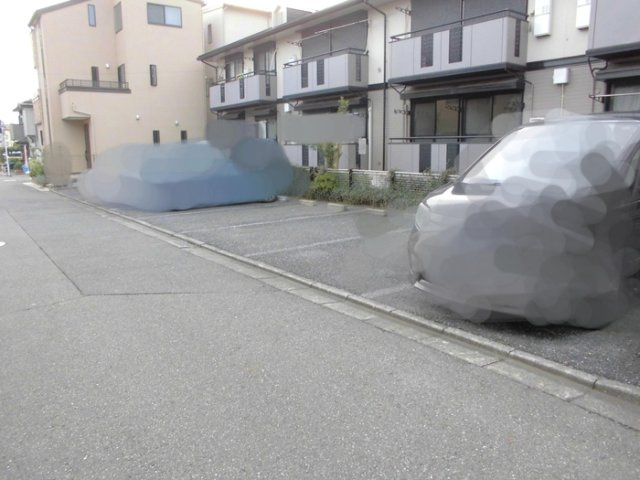 イーストクレールの駐車場