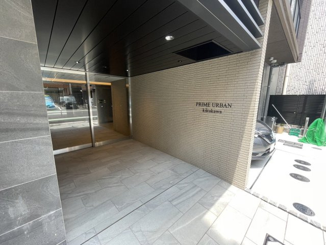 プライムアーバン菊川のエントランス