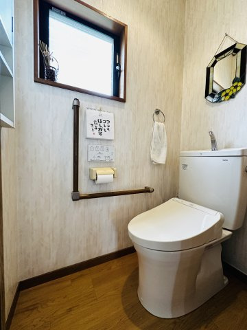 小田原市田島　緑豊かな大型戸建のトイレ