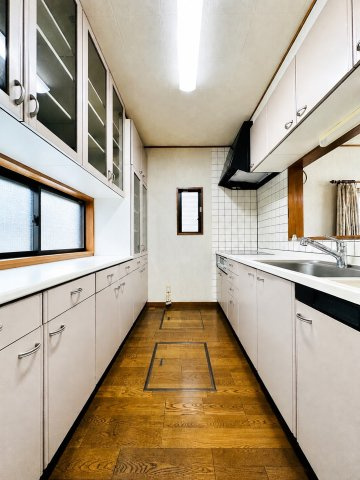 小田原市田島　緑豊かな大型戸建のキッチン|※AI加工により、家具消しを行っております。