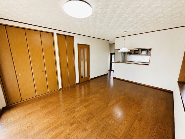 小田原市田島　緑豊かな大型戸建の居間・リビング|※AI加工により、家具消しを行っております。