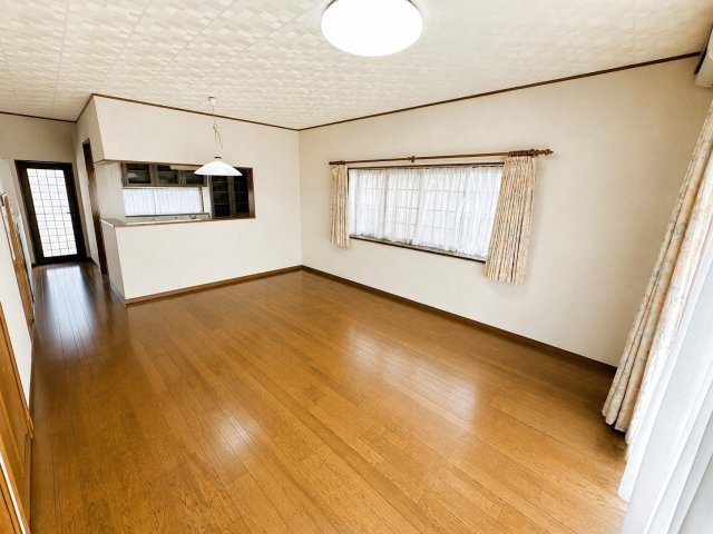小田原市田島　緑豊かな大型戸建の居間・リビング|※AI加工により、家具消しを行っております。