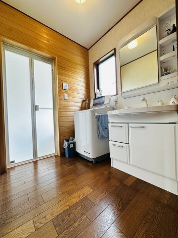 小田原市田島　緑豊かな大型戸建の独立洗面台