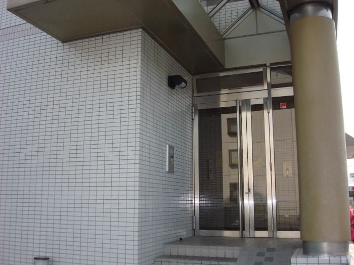 岡山市南区新保の賃貸マンションのエントランス