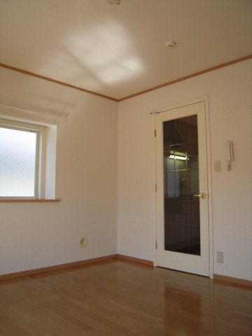メゾン・ド・ノアＢの居間・リビング|カントリー調建具でオシャレ♪