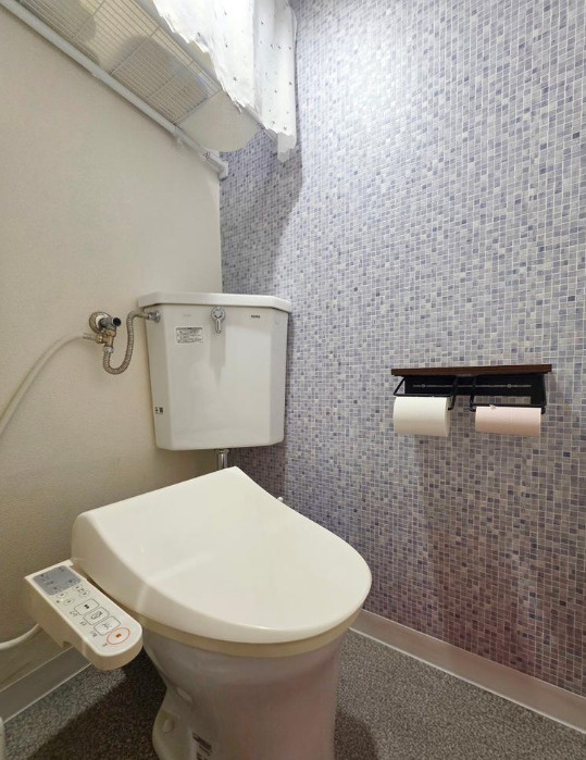 エバーグリーン淀川４号館のトイレ|落ち着いた色調のトイレです