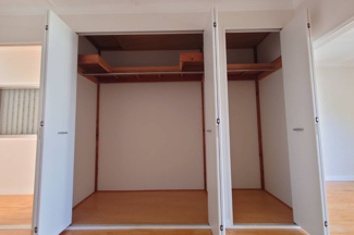【収納】 | 三保中古戸建 | 大型のクローゼットです。お洋服はもちろんのこと、スーツケースや季節ものの