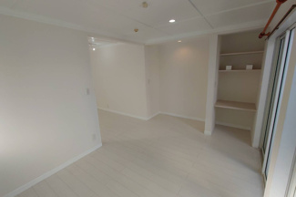 【その他】 | 三保中古戸建 | 見せる収納で写真や置物などおしゃれに飾れます