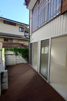 【その他】 | 三保中古戸建 | 外には塀が設置されており、道路や近隣からの視線を程よく遮ってくれるため、プライバシーを保ちながらリラックスして過ごせます。