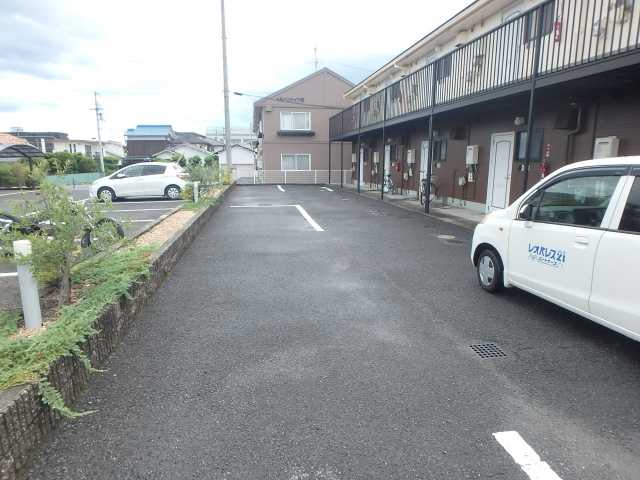 ウエストハイツNの駐車場