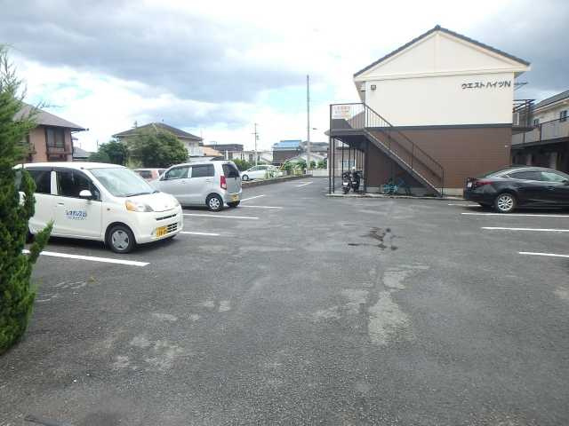 ウエストハイツNの駐車場