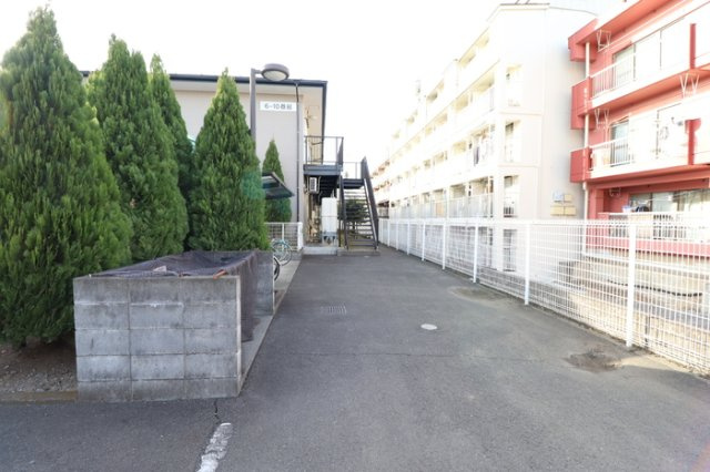 ６－１０番館のエントランス