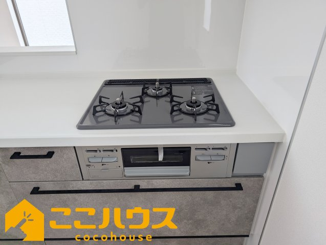 宜野湾市嘉数2丁目　新築戸建て　全8棟　G号棟のキッチン|三口コンロ
