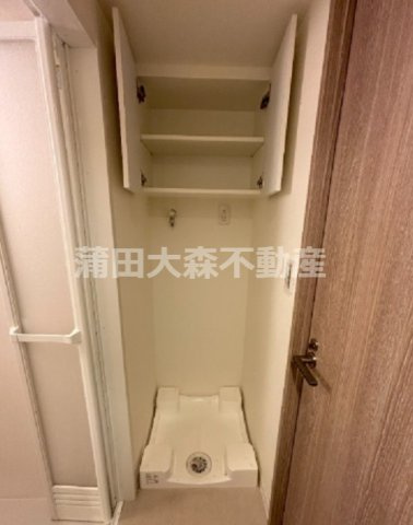 ルネサンスコート平和島Forest Parkの設備|吊戸棚付きの洗濯機置き場