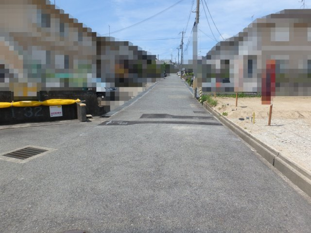 藤原台北町一丁目土地の前面道路含む現地写真|前面道路　南側公道幅員約６ｍ