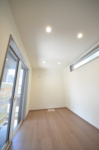 江波西1丁目の洋室|各居室に機能的なクローゼットを完備。タンスなどの大型家具を買い足す必要がないため、お部屋の面積を最大限に活かせます。