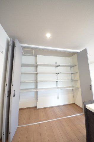 江波西1丁目の収納|キッチン横には、ストック食品や大型調理家電もすっきり収まる大容量のパントリーがあります。