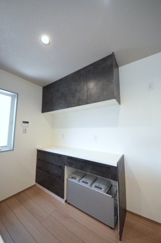 江波西1丁目の収納|キッチン本体と同じデザイン・カラーで統一されたカップボードを標準装備。家具を買い足す必要がなく、モデルルームのような洗練された空間が最初から手に入ります。